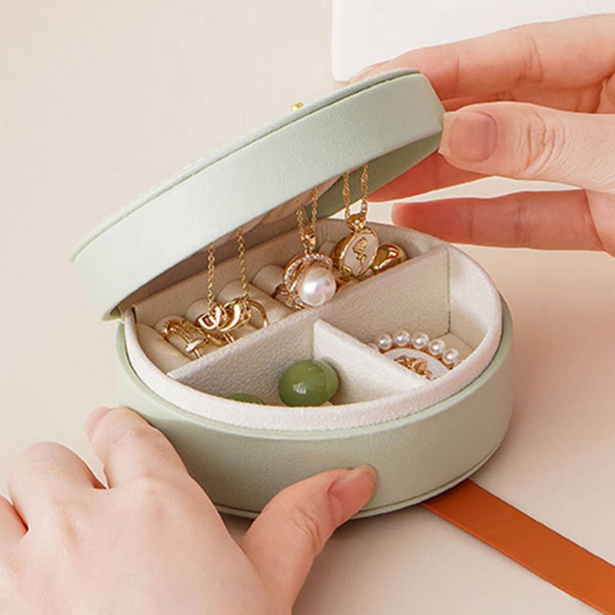 CREATIVE PORTABLE JEWELRY STORAGE BOX: White