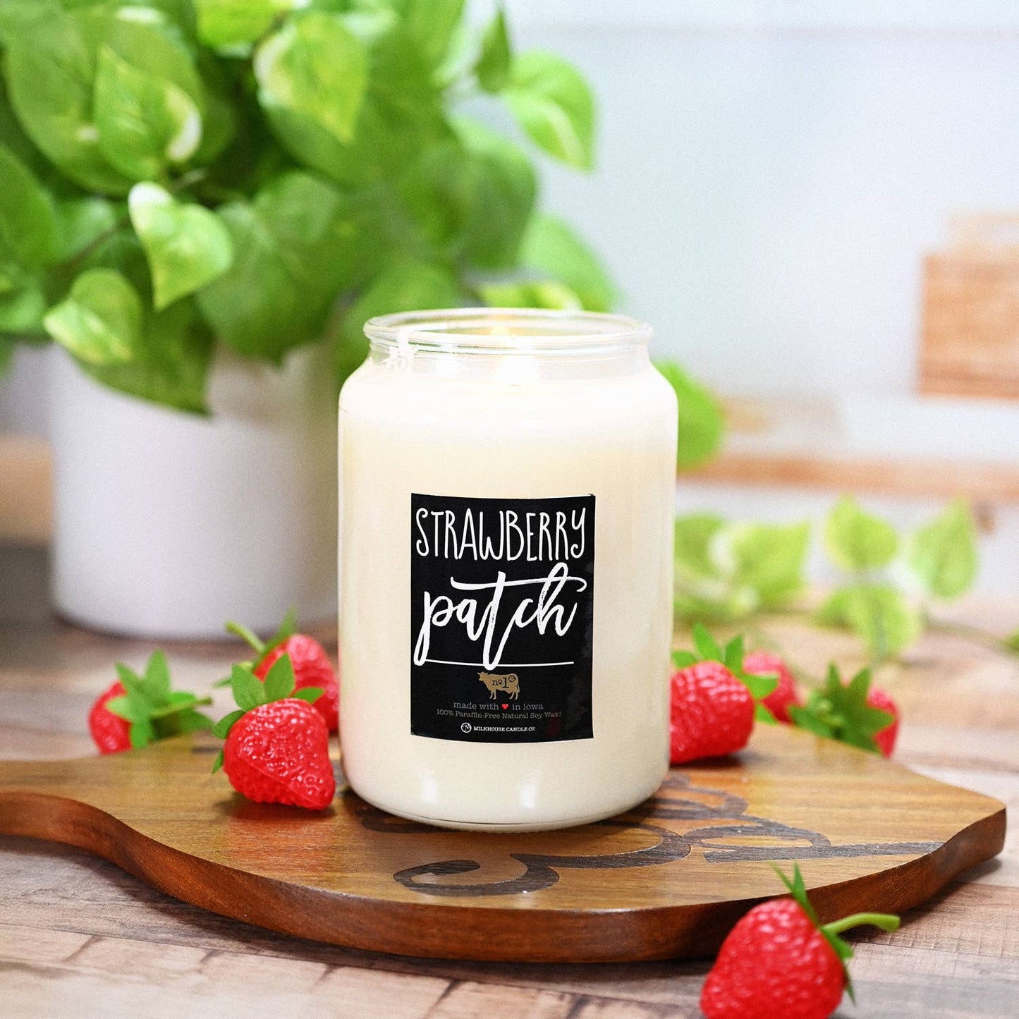 26 oz Farmhouse Jar Candle: Strawberry Patch