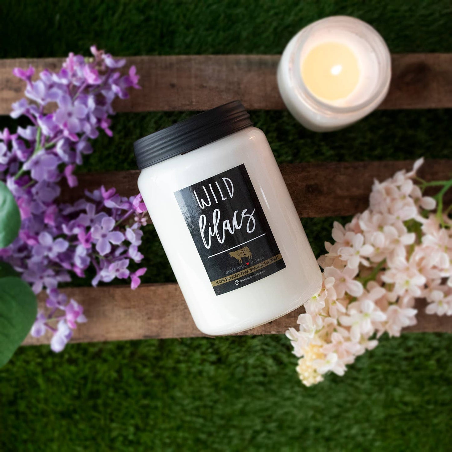 26 oz Farmhouse Jar Candle: Wild Lilacs